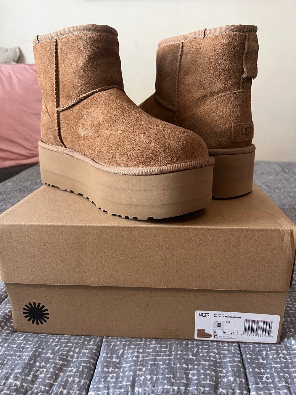 Authentic UGG Australia Size 8 Women’s Classic Mini Platform Boot in Chestnut